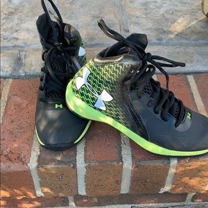 Under armor boys tennis shoes like new